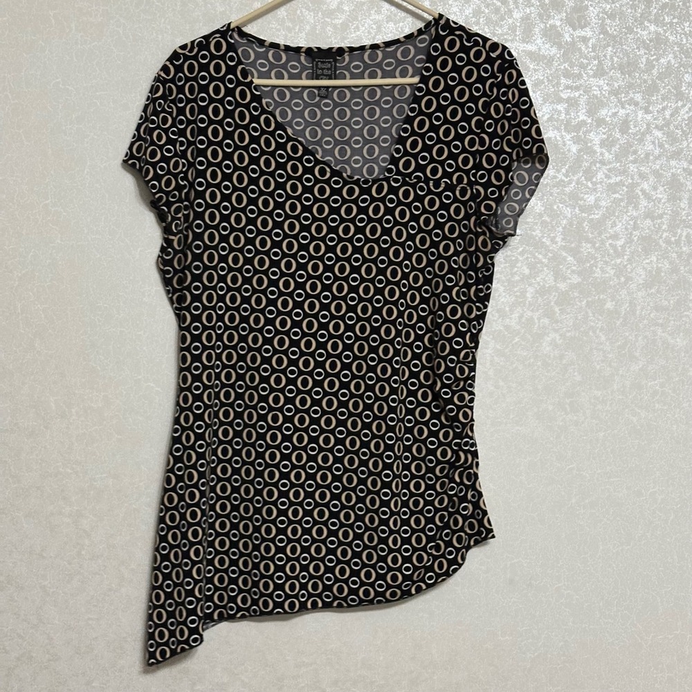 Suzie in the City Black Top Circle Print Asymmetrical‎ Hem Short Sleeve XL